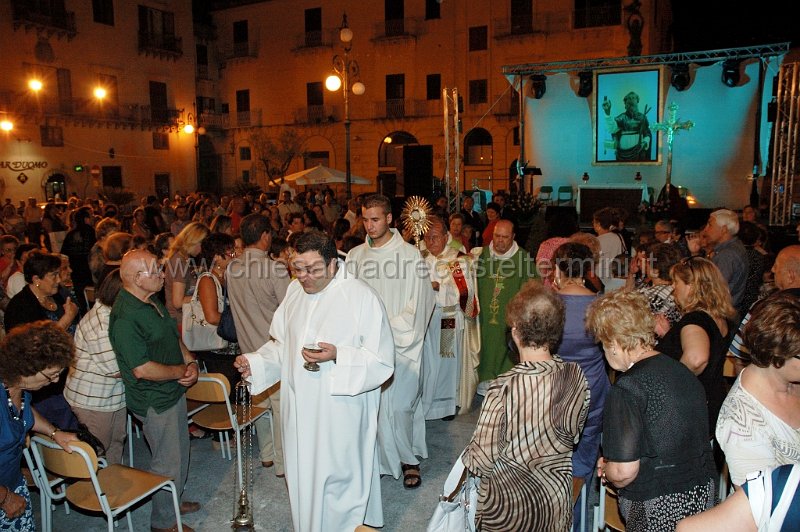 2011-08-27_19-56-41.JPG - 16. Calogero Vitellaro Zuccarello - La processione Eucaristica