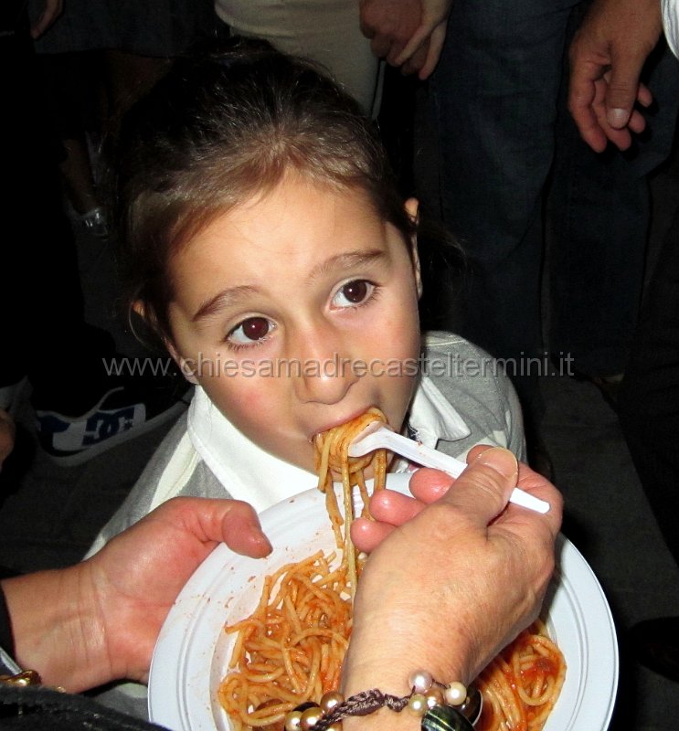 SL01.jpg - 47. Stefano Licata - I colori e gli attrezzi della Sagra della pasta di San Calogero 2011